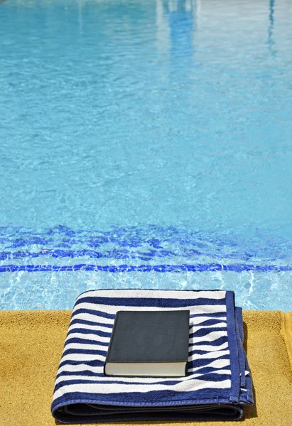 Convite para ler de férias junto à água — Fotografia de Stock