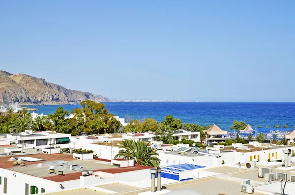 Вид на курортный город на Средиземном море — стоковое фото