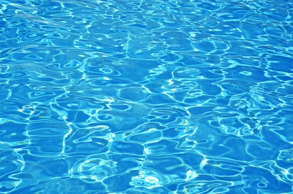 Luz solar na água da piscina — Fotografia de Stock