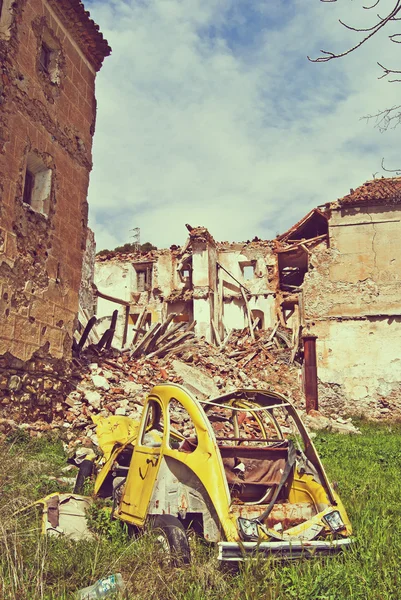 Elhagyott autó, egy egykori kolostor romjai — Stock Fotó
