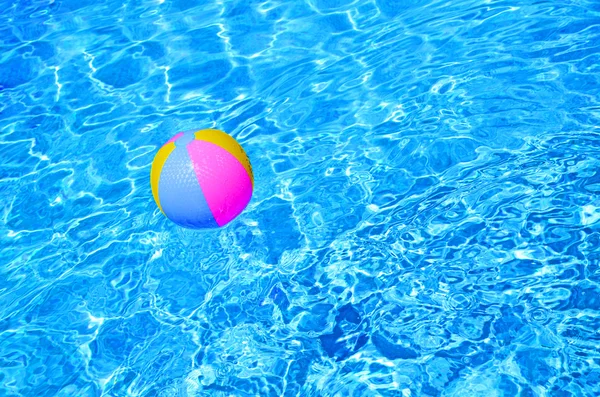 수영장에서 다 색된 비치 볼 — 스톡 사진