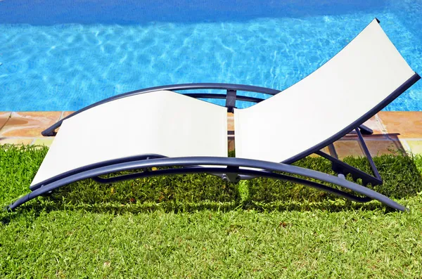 Leerer Sitz neben dem Pool — Stockfoto