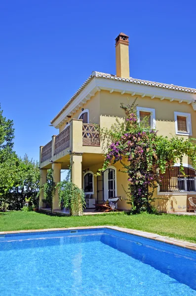 Krásná vila s bazénem ve Španělsku — Stock fotografie