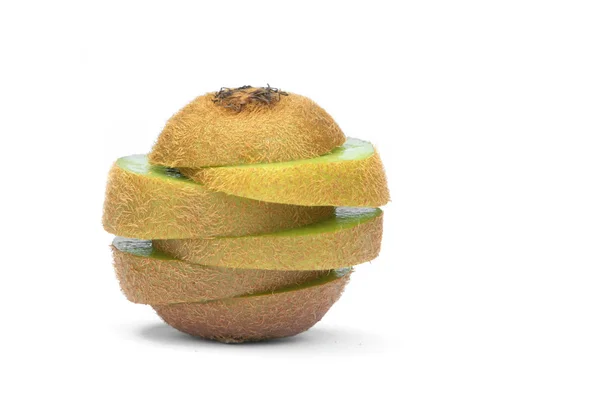 Pezzi freschi kiwi frutta isolata su sfondo bianco  . — Foto Stock