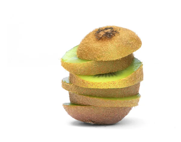 Pezzi freschi kiwi frutta isolata su sfondo bianco  . Foto Stock
