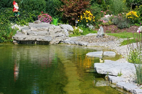 सुंदर शास्त्रीय उद्यान तालाब . — स्टॉक फ़ोटो, इमेज