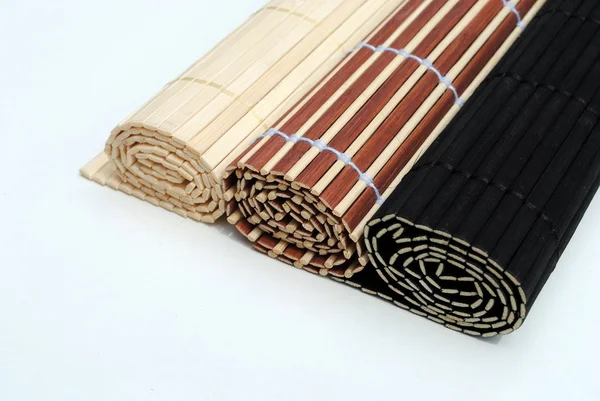 Conjunto de três placemat de bambu rolou sobre fundo branco — Fotografia de Stock