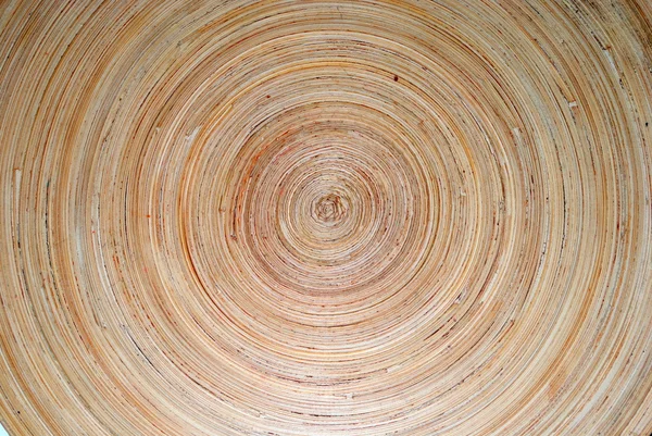 Vysoké rozlišení kulaté dřevěné misky na bambusové pozadí — Stockfoto