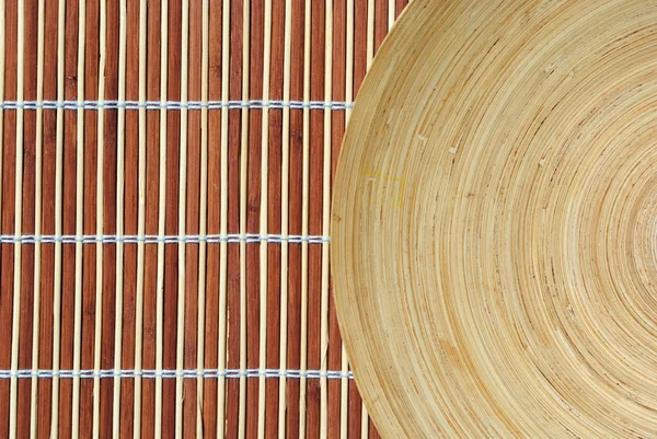 Högupplöst rund trä maträtt på bambu bakgrund — Stockfoto