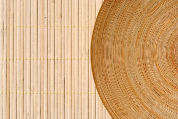 Круглое деревянное блюдо высокого разрешения на бамбуковом фоне — стоковое фото