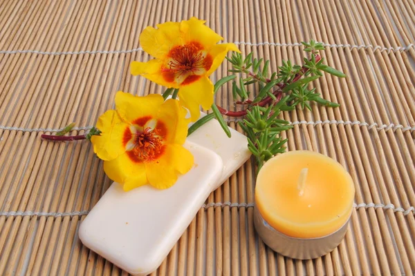 Kerze und Seife auf Bambus-Hintergrund — Stockfoto