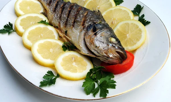 Griller le poisson cuit avec des tranches de citron — Photo