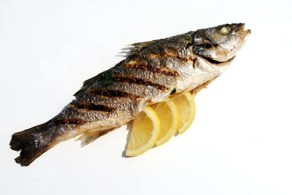 Grill cooked fish with lemon slices — Stock Photo, Image
