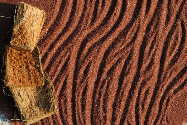 Hintergrund aus rotem Sand mit Stöcken — Stockfoto