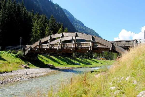 Деревянный мост в горном пейзаже — стоковое фото