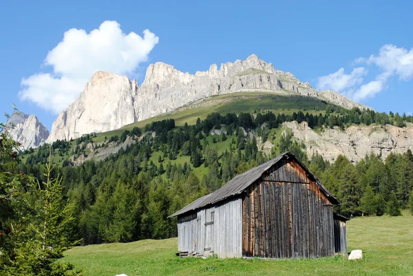 Casa de madeira na paisagem da montanha — Fotografia de Stock
