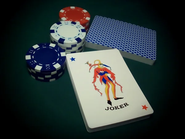 Joker kart poker fişleri ile — Stok fotoğraf