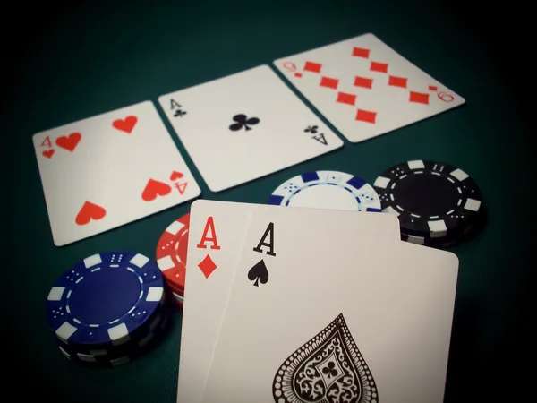 A flopon Texas Hold 'Em kártyák és chipek Stock Kép