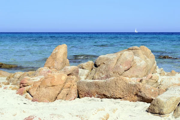 Seascape med stenar och en båt — Stockfoto