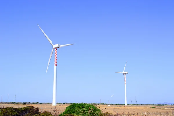 Duas turbinas eólicas vistas por trás — Fotografia de Stock