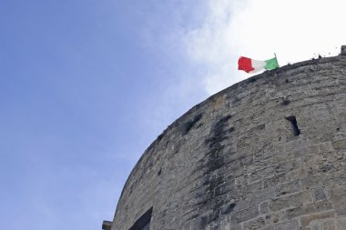 bir kule İtalyan bayrağı