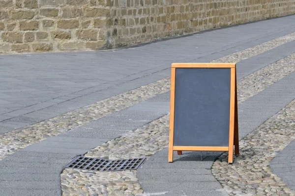 Kreidetafel in einer gepflasterten Straße — Stockfoto