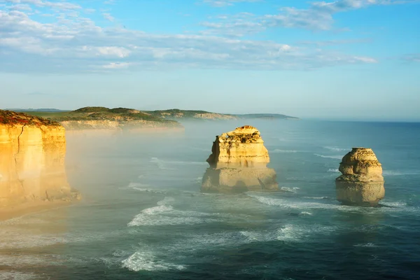 12 Apostolit, Great Ocean Road, Victoria, Australia, valoisana aurinkoisena päivänä — kuvapankkivalokuva