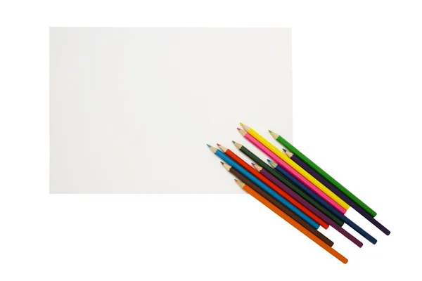 Kleurrijke potloden en een wit vel papier — Stockfoto