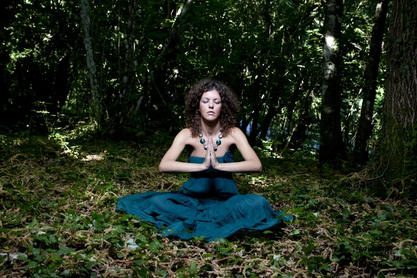 meditasyon kız ormanda