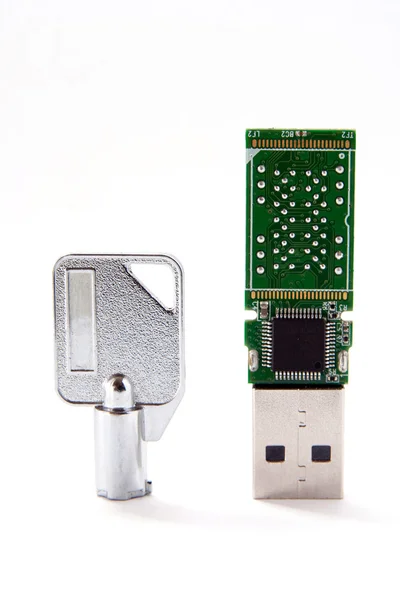 Ключ і USB флеш-карта — стокове фото