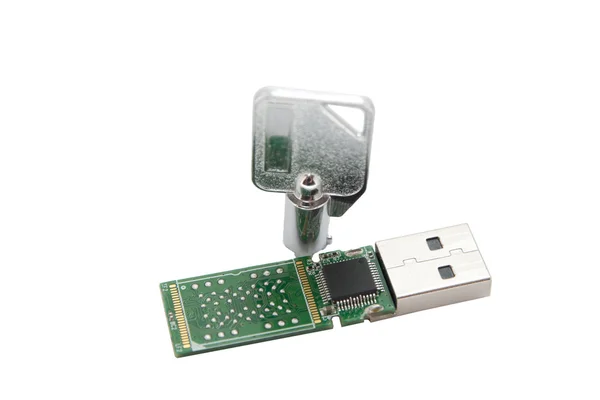 Avain ja USB flash-kortti — kuvapankkivalokuva