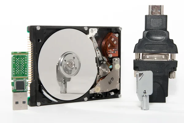 HDD, USB-Drive, chiave, convertitore sul fone bianco — Foto Stock