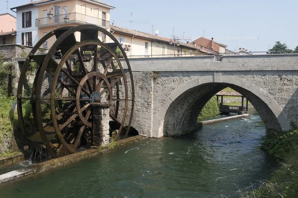 Groppello d'adda (Milán, Lombardie, Itálie), starý most a wa — Stock fotografie