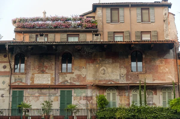 Verona (veneto, Italië), piazza delle erbe, historisch huis met fresco 's — Stockfoto