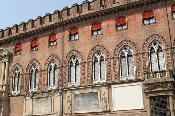 Bologna (emilia-romagna, Itálie), historický palác, fasády — Stock fotografie