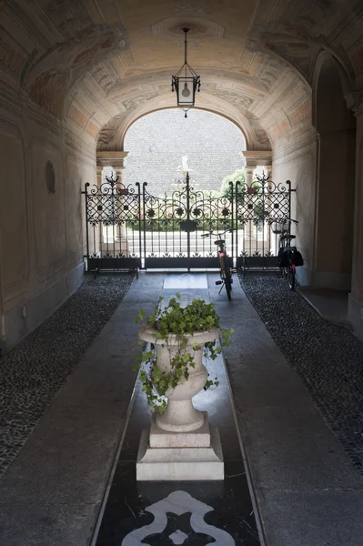 Treviglio (Бергамо, Ломбардія, Італія), вхід історичного palac — стокове фото