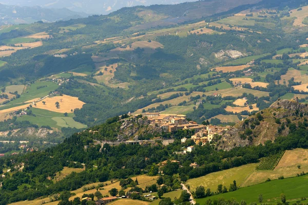 Montefeltro (Marcas, Italia), paisaje cerca de Urbino en verano: o — Foto de Stock