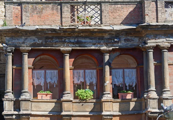 Narni (Терні, Умбрія, Італія) - старий будинок, детально — стокове фото