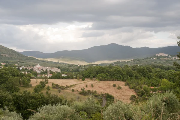 Krajina v regionu Lazio (Itálie) poblíž Rieti v létě — Stock fotografie