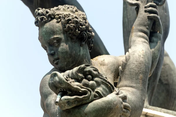 Bologna (emilia-romagna, Italië) neptune's bronzen standbeeld, detail — Stockfoto