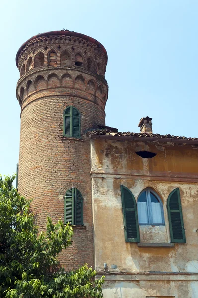 Кальвенцано (Бергамо, Ломбардия, Италия), древнее здание с цилиндром — стоковое фото