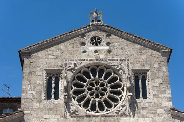 Lugnano 在 teverina （特尔尼，翁布里亚，意大利）： 老教堂，玫瑰赢 — 图库照片
