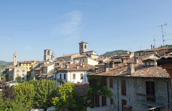 De daken van Varzi (Italië) — Stockfoto