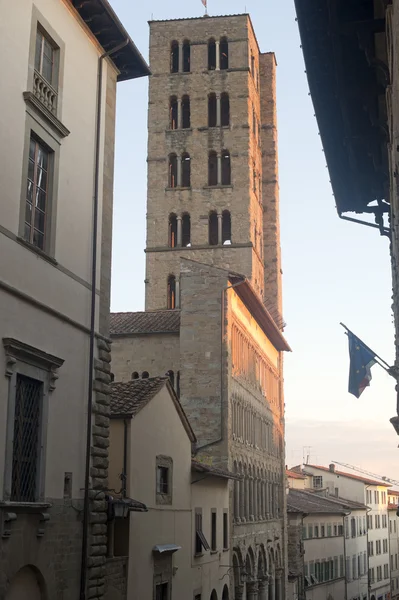 Средневековая колокольня в Ареццо (Тоскана, Италия) ) — стоковое фото
