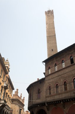 Bologna (emilia-romagna, İtalya), tarihi binaları: torre degli