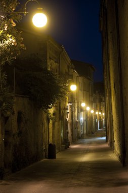 arezzo (Toskana, İtalya) eski sokakta geceleri