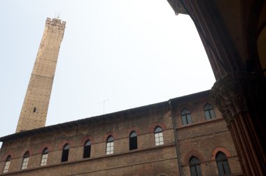 Bologna (emilia-romagna, İtalya), tarihi binaları: torre degli