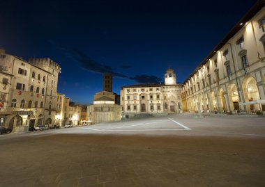 Ortaçağ Square'de akşam Arezzo (Toskana, İtalya)