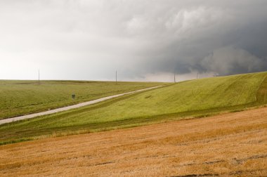 Manzara Benevento yakınındaki Campania (İtalya): bir fırtına geliyor