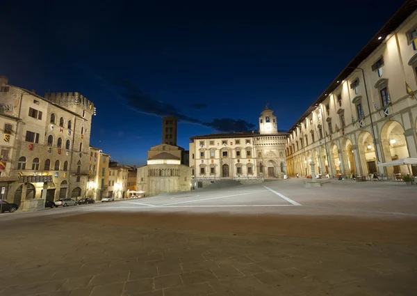 Praça medieval em Arezzo (Toscana, Itália) à noite — Fotografia de Stock